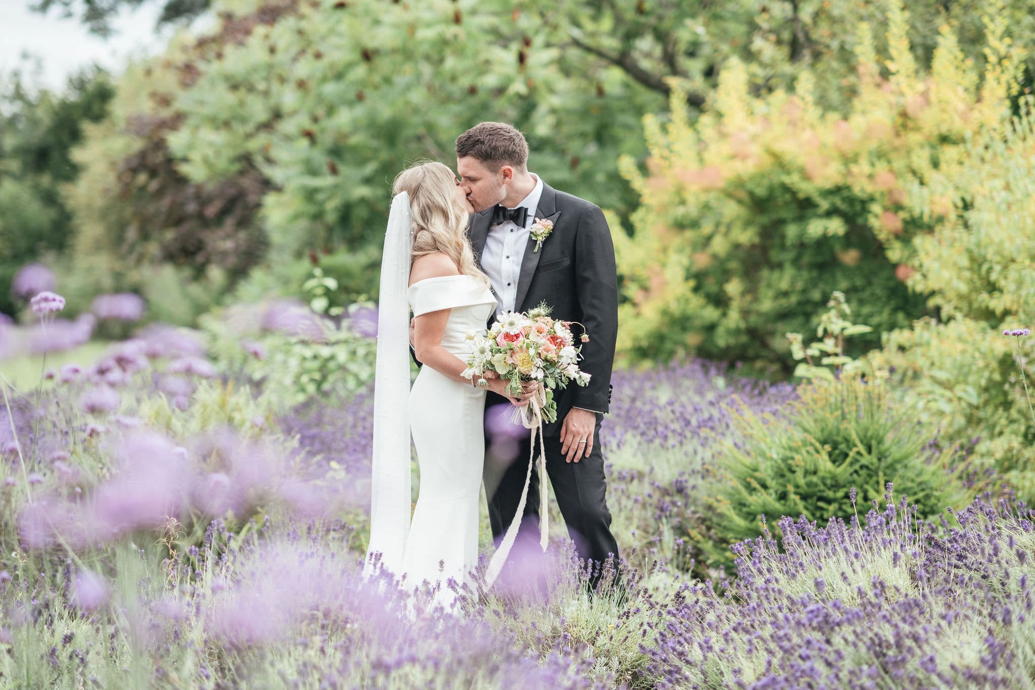 Luxury summer wedding venue Caswell House in Oxfordshire, Cotswolds wedding photography by Hannah McClune Photography